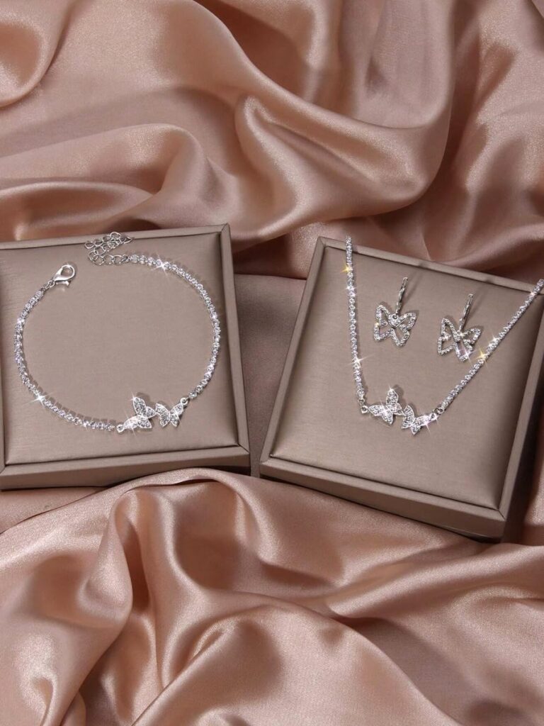 Set gioielli donna in argento: collana a goccia e orecchini a perno eleganti