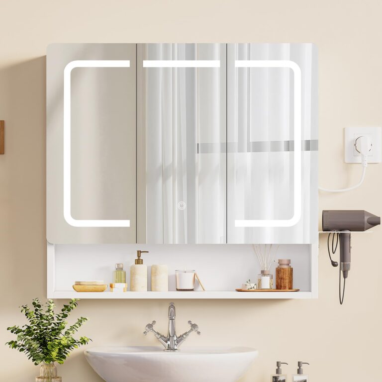 TEENFON Specchio Bagno Contenitore con Luce LED e Presa Elettrica, Mobile Bagno a Specchio con 3 Ante e Gancio Asciugacape...