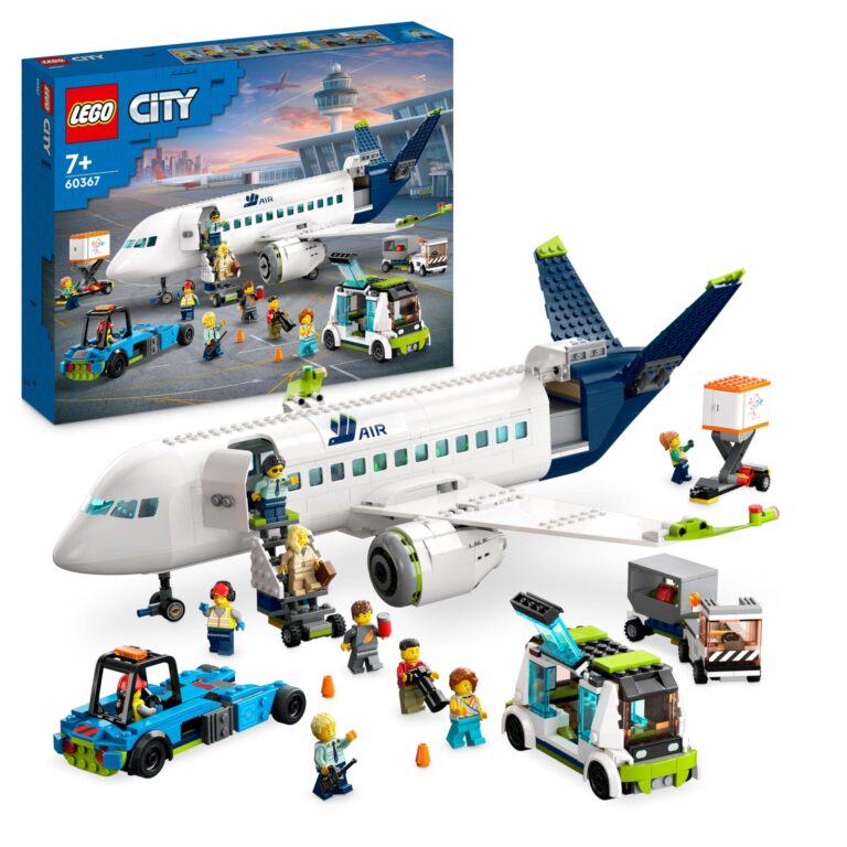 LEGO 60367 City Aereo Passeggeri, Grande Modellino di Aeroplano Giocattolo da Costruire con 9 Minifigure e Veicoli dell'Ae...