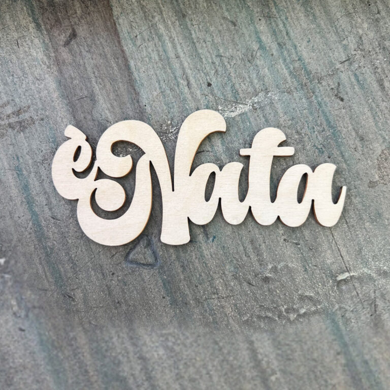 SCRITTA È NATA IN LEGNO 8XH4CM CIRCA - CRLSC004