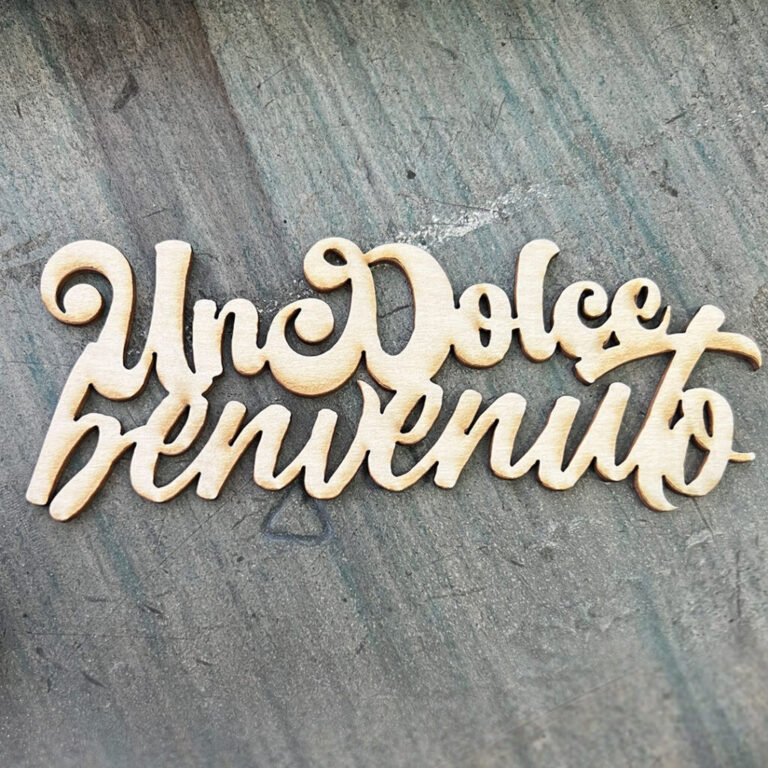 SCRITTA UN DOLCE BENVENUTO IN LEGNO 16XH6CM CIRCA - CRLSC013