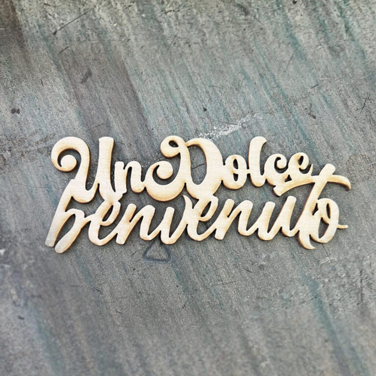 Scritta Un Dolce Benvenuto In Legno 12,5Xh5Cm Circa – Crlsc014