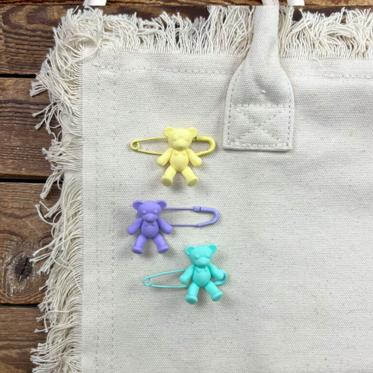 Spilla Baglia Con Orsetto Gommato 6 X H4Cm